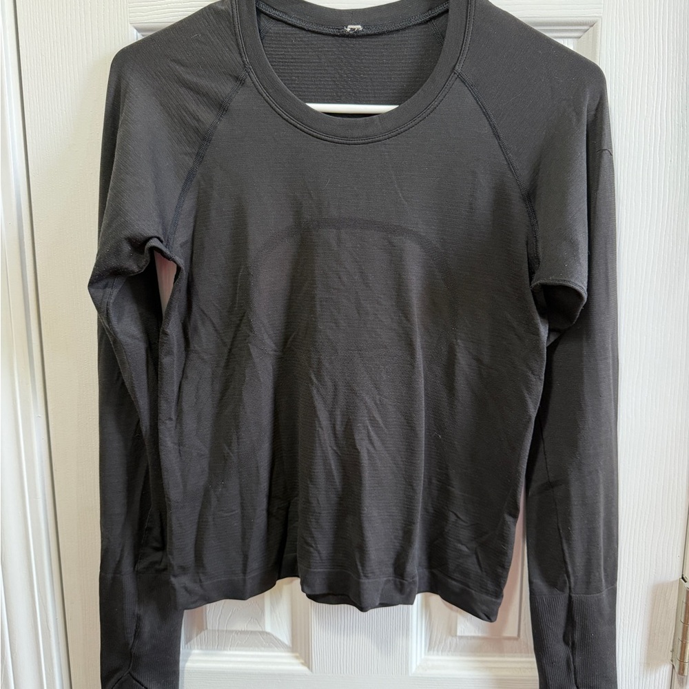 Lululemon black long sleeved cropped Swiftly top